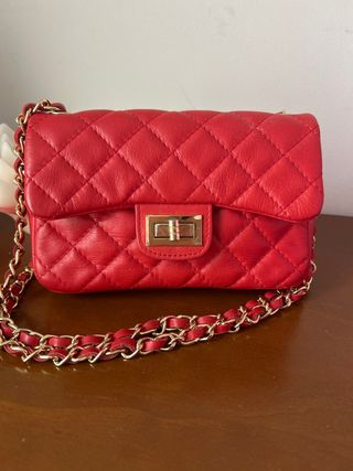 Bolso rojo piel con cadena dorada piel.