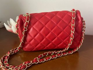 Bolso rojo piel con cadena dorada piel.