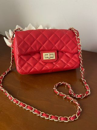 Bolso rojo piel con cadena dorada piel.