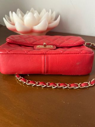 Bolso rojo piel con cadena dorada piel.
