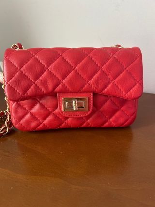 Bolso rojo piel con cadena dorada piel.