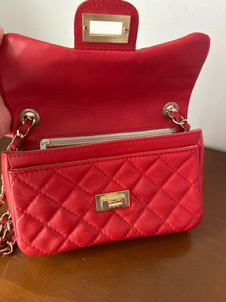 Bolso rojo piel con cadena dorada piel.