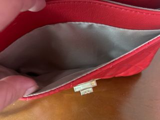 Bolso rojo piel con cadena dorada piel.