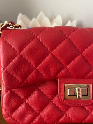 Bolso rojo piel con cadena dorada piel.