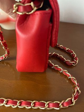 Bolso rojo piel con cadena dorada piel.
