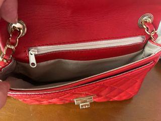 Bolso rojo piel con cadena dorada piel.