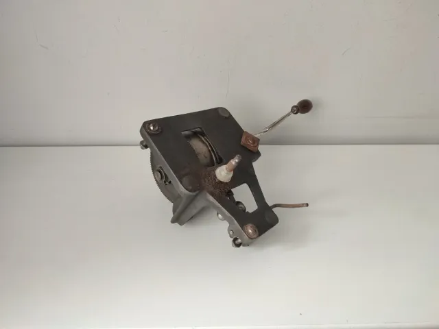 Motor antiguo de gramófono La Voz de su Amo.