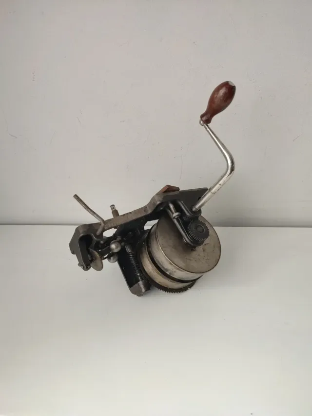 Motor antiguo de gramófono La Voz de su Amo.