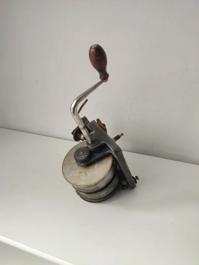 Motor antiguo de gramófono La Voz de su Amo.