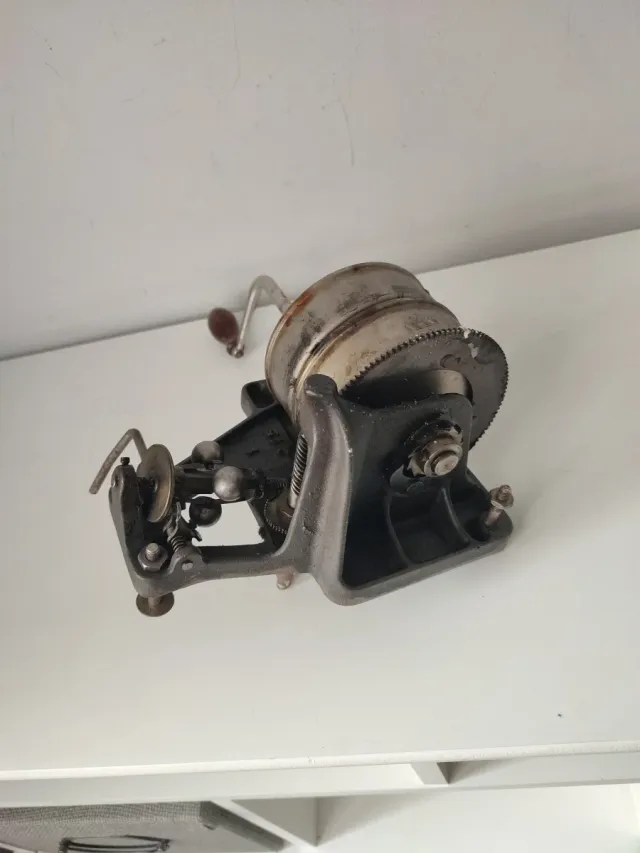 Motor antiguo de gramófono La Voz de su Amo.