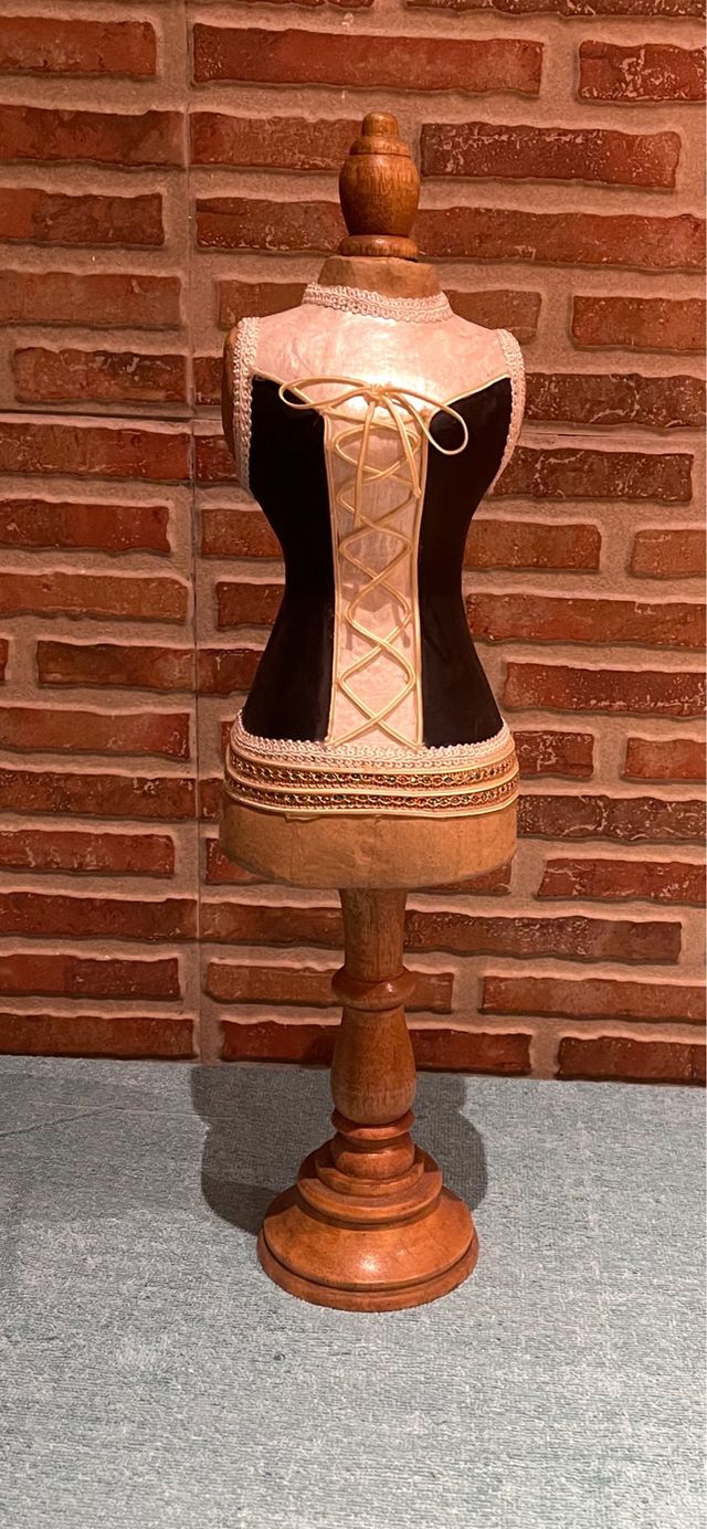 Maniquí para Joyas Negro y Dorado