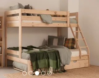 Litera triple de madera, con colchones incluidos.