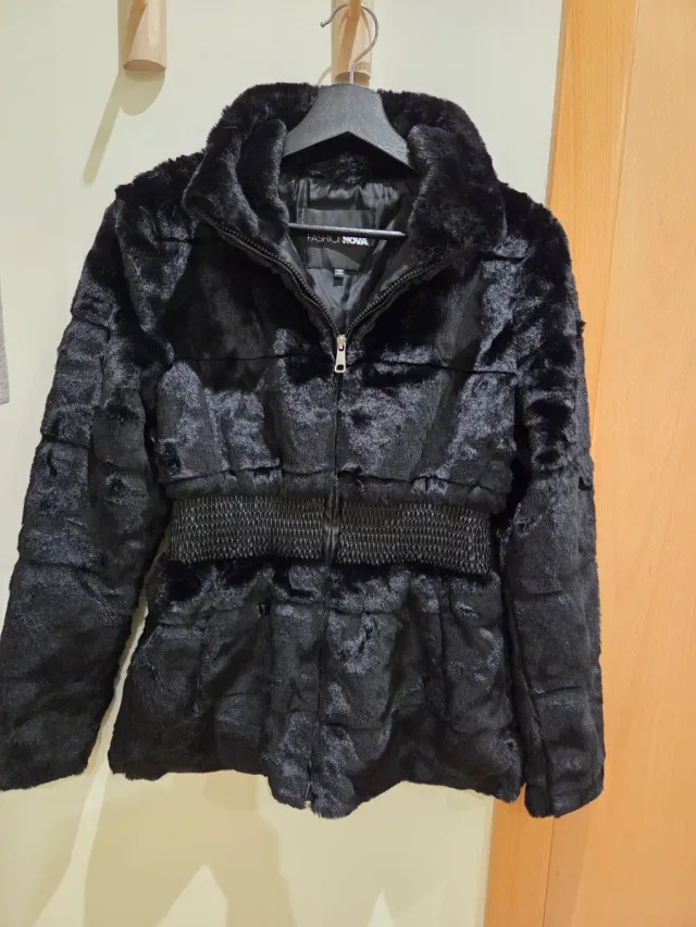 Abrigo pelo Fashion Nova negro