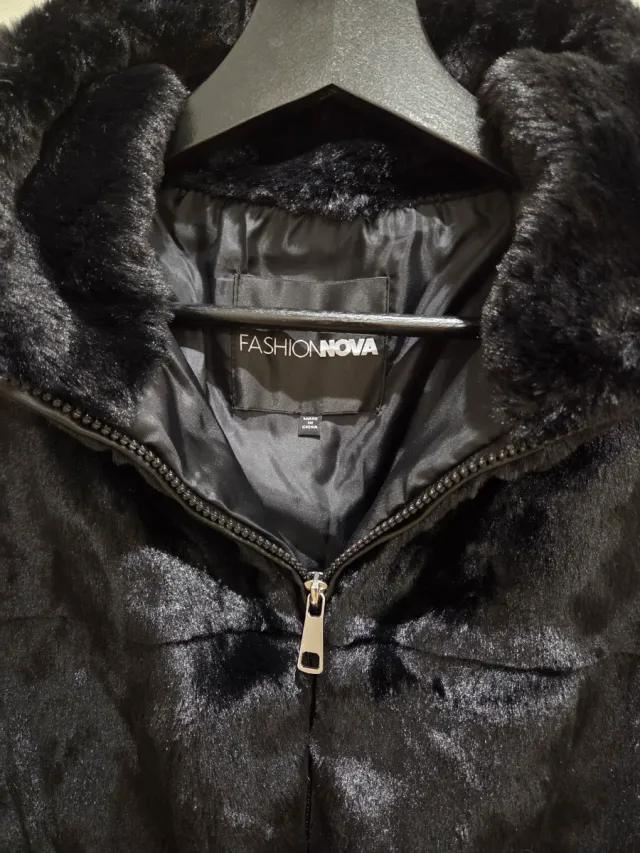 Abrigo pelo Fashion Nova negro