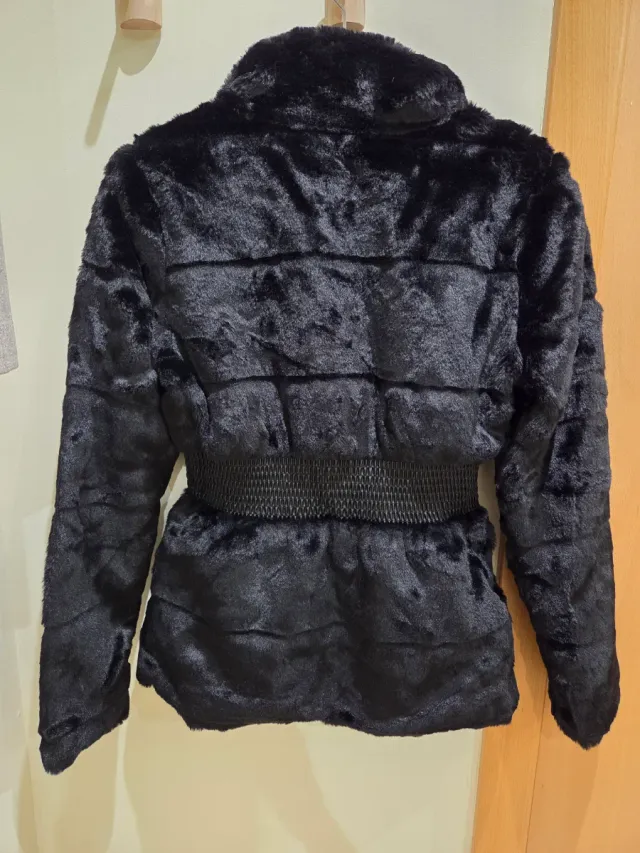 Abrigo pelo Fashion Nova negro