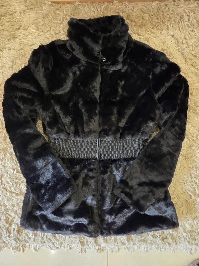 Abrigo pelo Fashion Nova negro