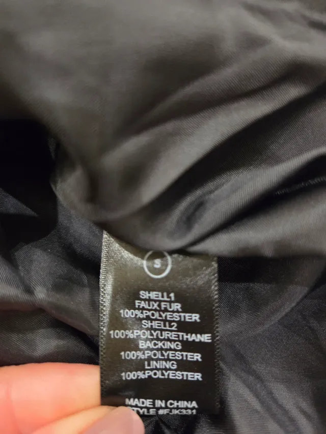 Abrigo pelo Fashion Nova negro