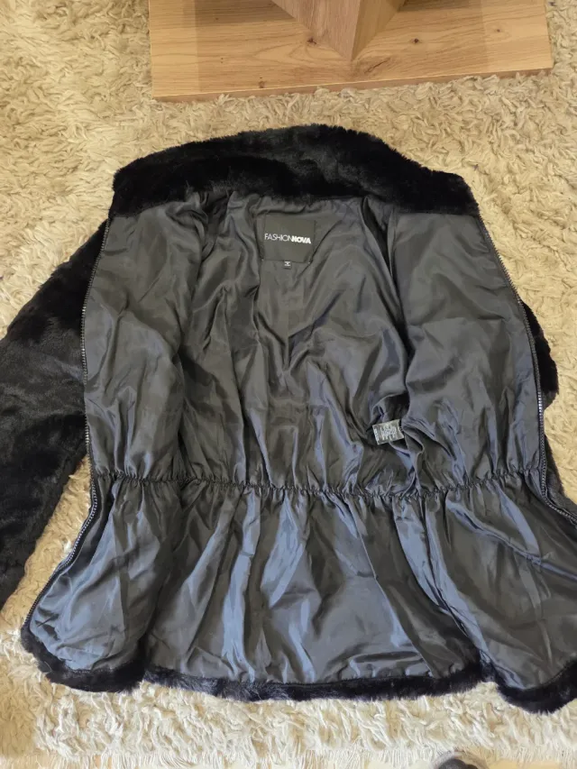 Abrigo pelo Fashion Nova negro