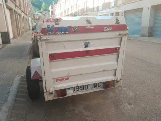 Remolque cerrado con tapa y rampa