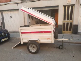 Remolque cerrado con tapa y rampa