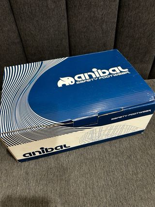 Bota de seguridad Anibal negra y azul.