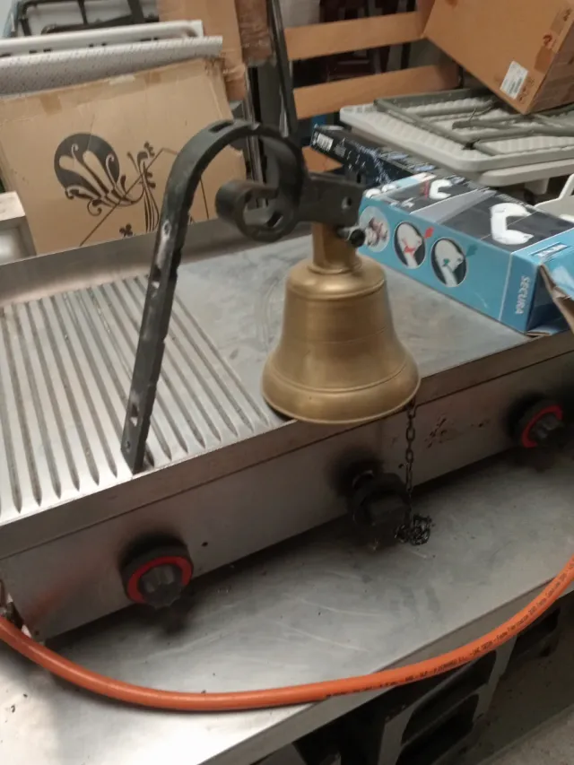 Campana de cobré 9con soporte