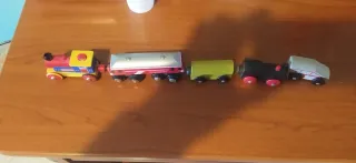 Trenino in legno e metallo calamitato.
