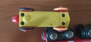 Trenino in legno e metallo calamitato.