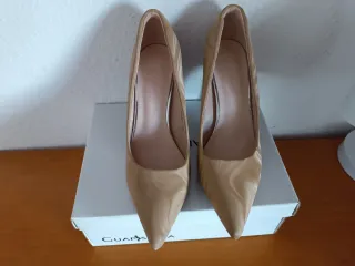 Zapatos de tacón beige para fiesta.