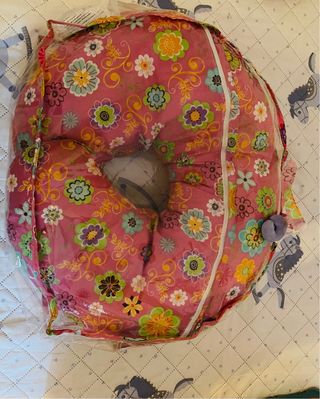 Cojín de lactancia floral rosa