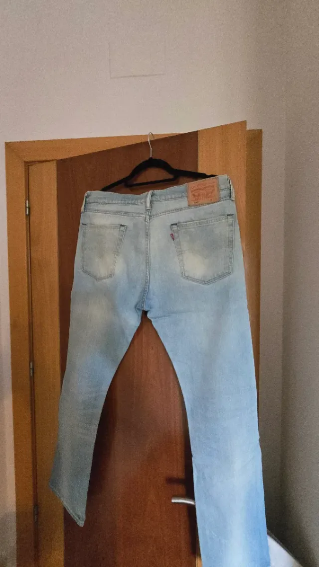 Pantalones Levi's Azules mas otro pantalón de lino