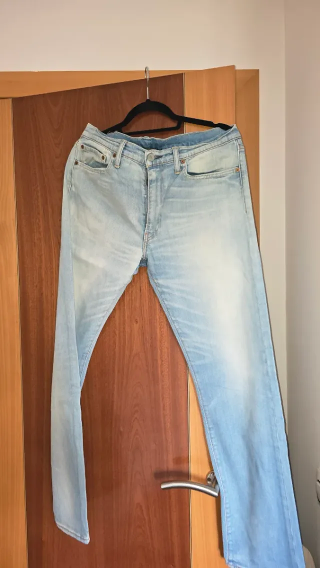 Pantalones Levi's Azules mas otro pantalón de lino