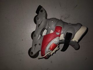 Patines en línea grises y rojos