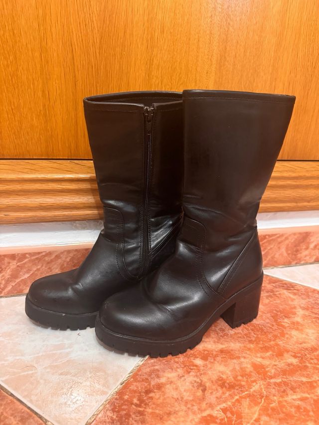 Botas altas negras con cremallera MARYPAZ