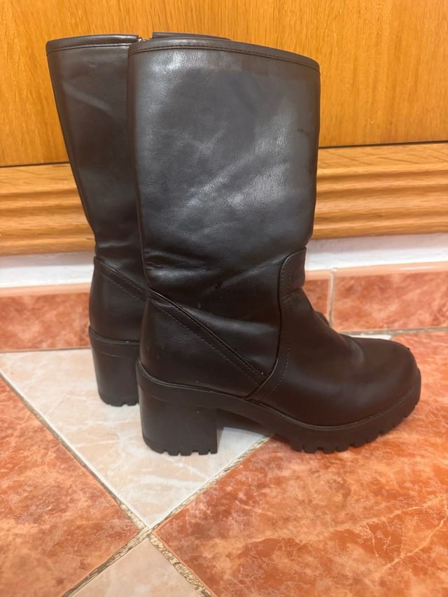 Botas altas negras con cremallera MARYPAZ