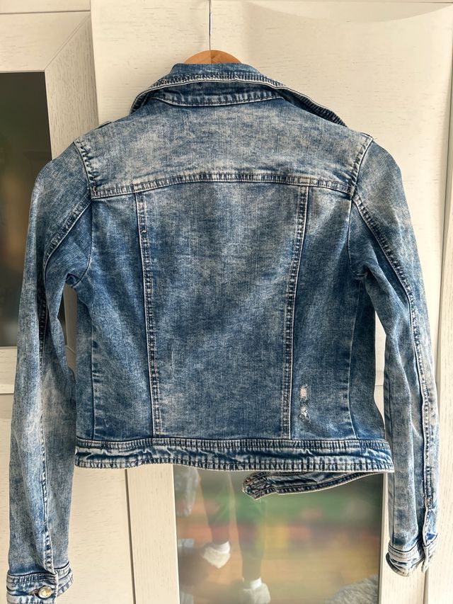 Chaqueta vaquera Stradivarius efecto desgastado