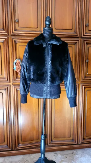 Giacca donna con pelliccia ecologica nera