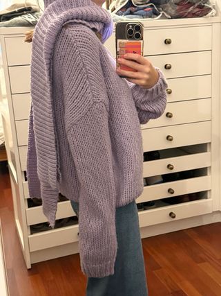 Jersey lila con bufanda incluida