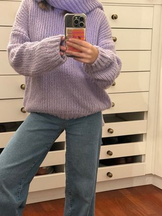 Jersey lila con bufanda incluida