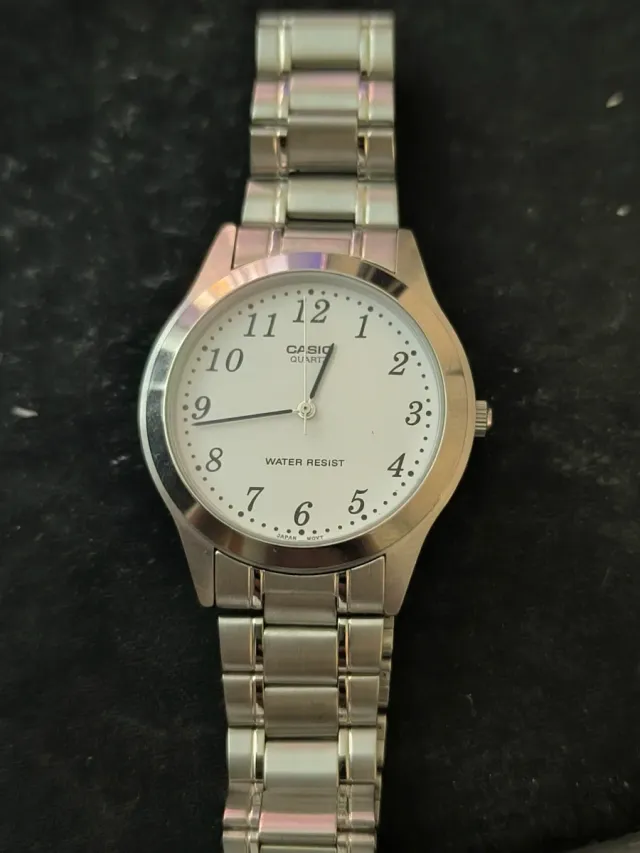 Reloj Casio Quartz Plata y Blanco