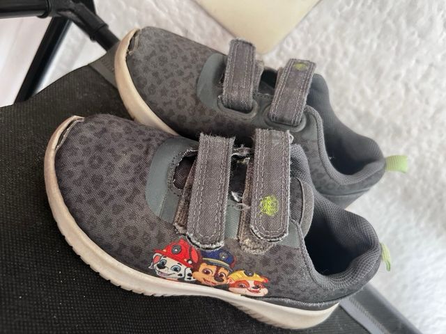 Lote Zapatillas Sandalias Niños Talla 26 + regala