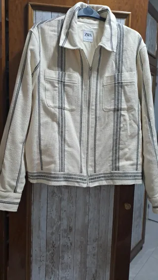 Chaqueta Zara Beige y Negra Cremallera