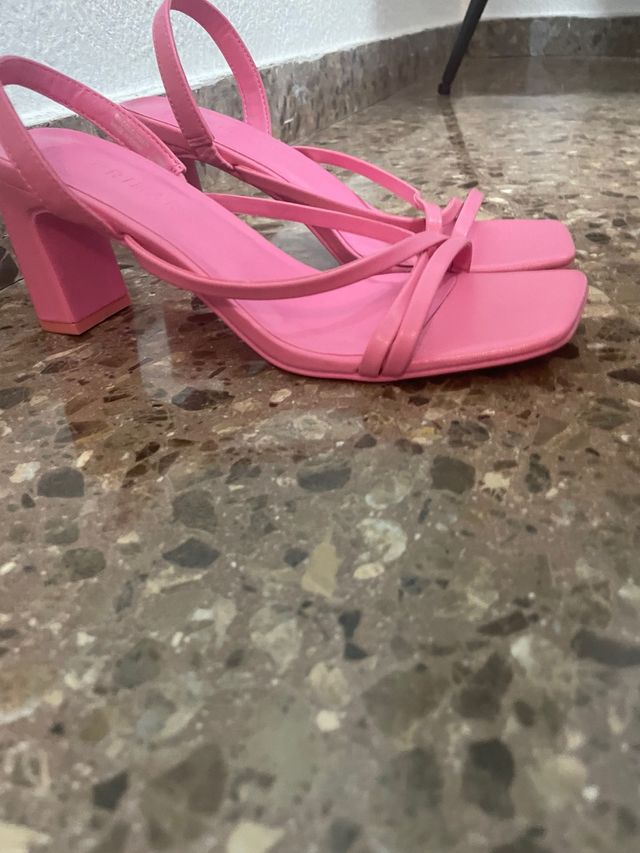 Tacones rosas de tiras