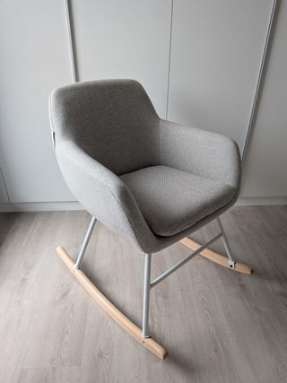 Balancín tapizado gris patas blancas.