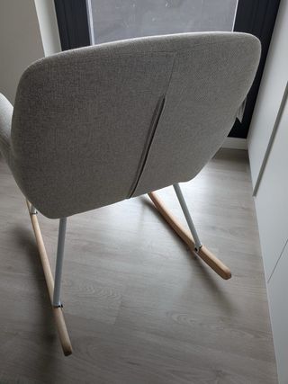 Balancín tapizado gris patas blancas.