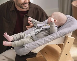 Trona Stokke Tripp Trapp con colgador