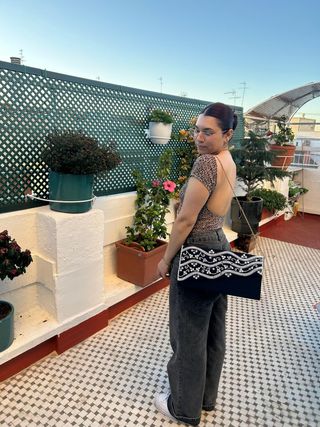 Bolso de mano negro con pedrería y cadena