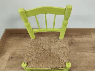 Silla infantil de enea y madera