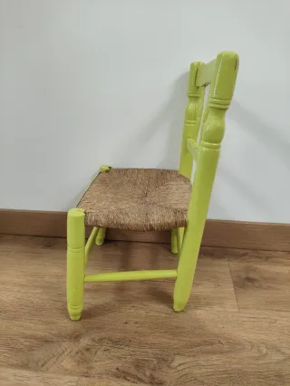 Silla infantil de enea y madera