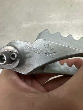 Estribera Derecha KTM 690 SMC